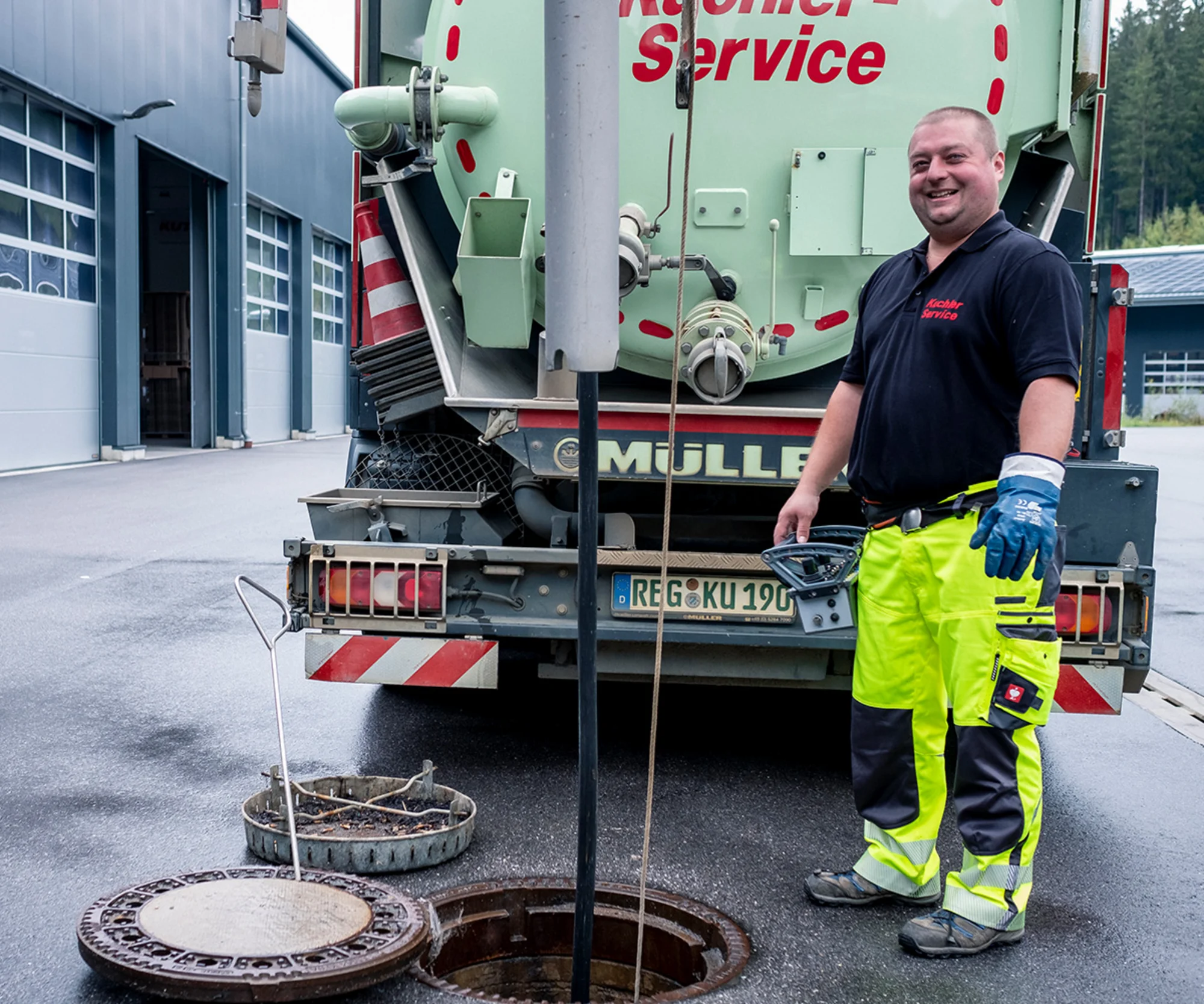Fermenterreinigung mit Saugbagger am Fermenter